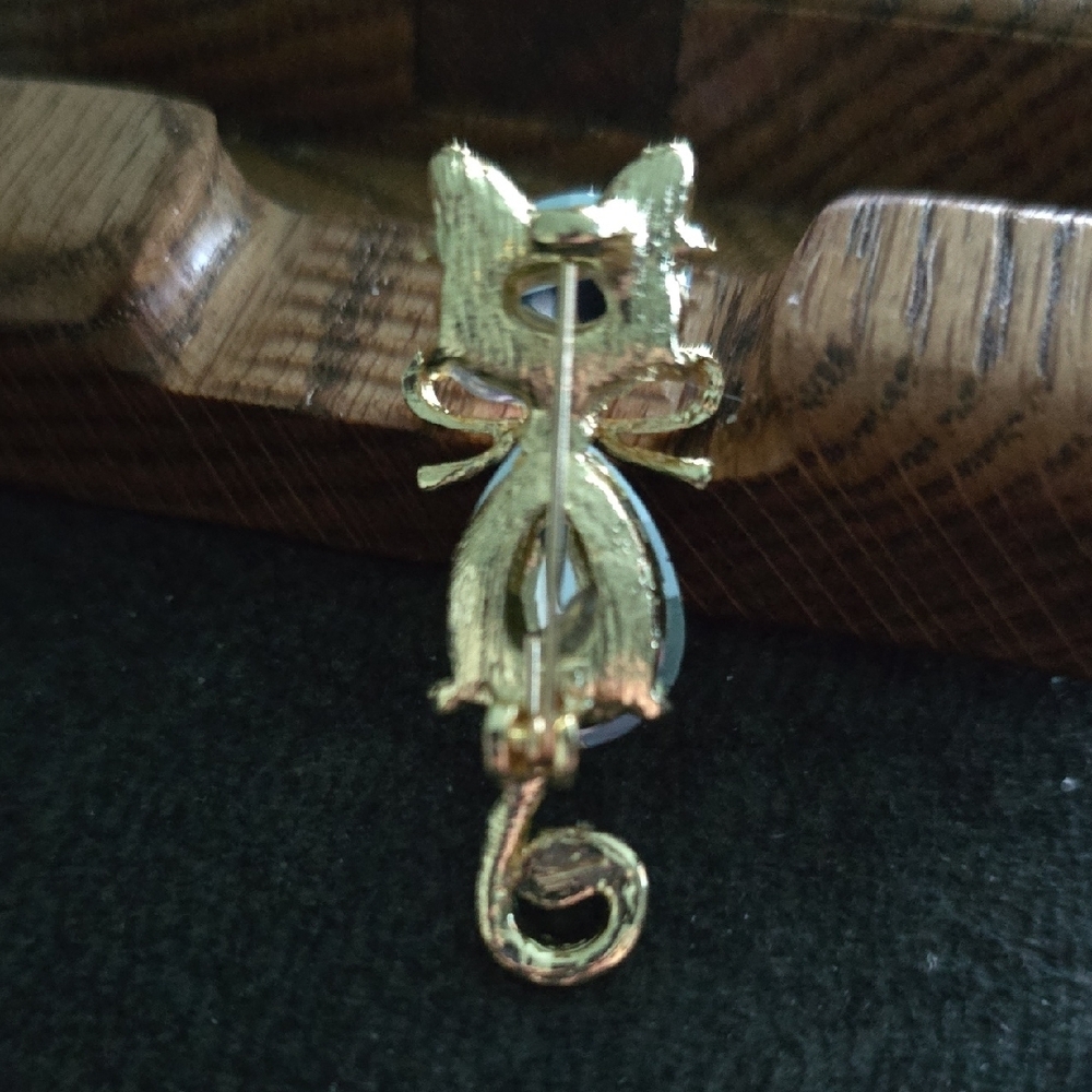 Purple Blue Cat Crystal Brooch Pin with Gold Bow - Picture 2 of 2